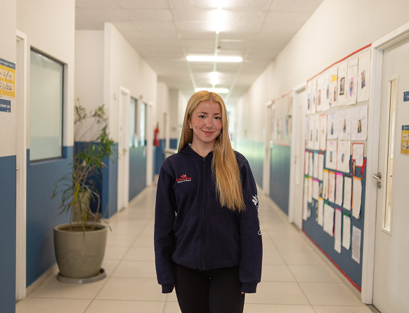 Professora no corredor Canadian Global School Niterói